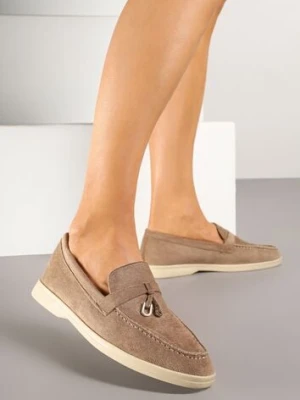 Ciemnobeżowe Mokasyny z Ekozamszu Zdobione Metaliczną Zawieszką Ralselia givana