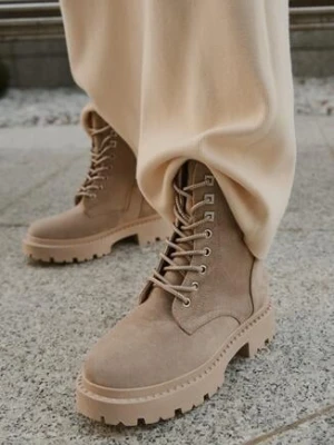 Ciemnobeżowe Płaskie Botki w Stylu Workerów z Cyrkoniami i Ozdobnym Sznurowaniem Lerionas vices