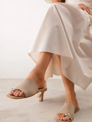 Ciemnobeżowe Płaskie Klapki VICES z Paskiem na Duży Palec i Metaliczną Ozdobą Nesassea