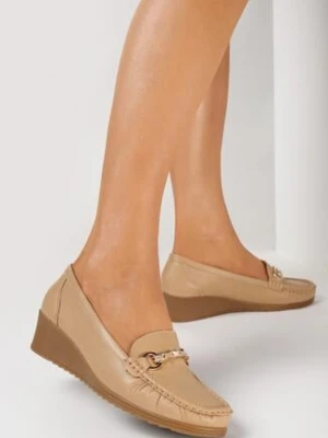 Ciemnobeżowe Półbuty Mokasyny na Subtelnym Koturnie z Metaliczną Ozdobą i Marszczeniem Xalina