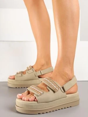 Ciemnobeżowe Sandały na Grubej Podeszwie z Zapięciem na Rzep i Ozdobnym Haftem Soricca givana