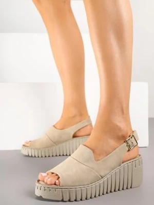 Ciemnobeżowe Sandały Vices na Koturnie z Tłoczeniem Realivra