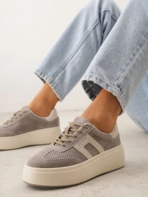 Ciemnobeżowe Sneakersy z Zamszu Naturalnego na Platfomie z Napisem i Perforacją Zitara goodin