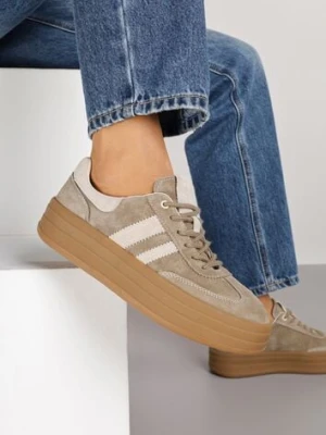 Ciemnobeżowe Sneakersy Zamszowe na Platformie ze Skórzaną Wkładką Ozdobione Paskiem Adivrie goodin