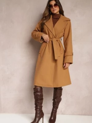 Ciemnobeżowy Długi Płaszcz Wiązany w Talii Materiałowym Paskiem z Ozodobnymi Guzikami na Rękawach Thakore new collection