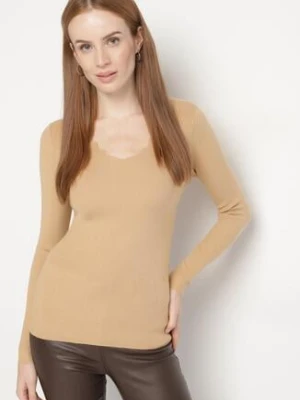 Ciemnobeżowy Dopasowany Sweter z Nieregularnym Dekoltem w Serek Fenarela glo-story