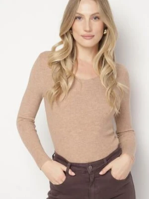 Ciemnobeżowy Dopasowany Sweter z Prążkowanej Dzianiny z Bawełną z Dekoltem w Serek Tesma