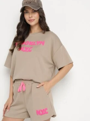 Ciemnobeżowy Komplet Oversize z Wiskozą T-shirt i Szorty z Nadrukiem Liravella jumelle
