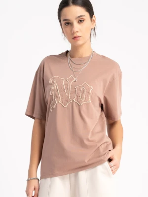 Ciemnobeżowy t-shirt z aplikają z przodu Reporter