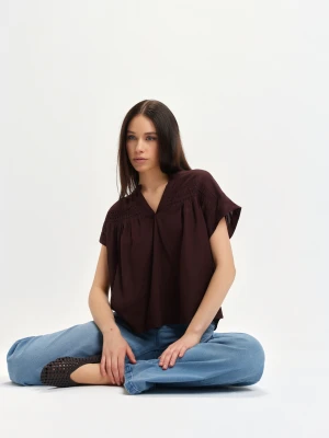 Ciemnobrązowa bluzka z dekoltem v-neck TOP SECRET Brązowy