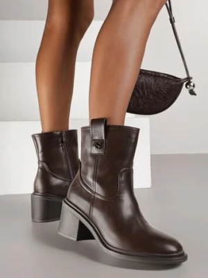 Ciemnobrązowe Botki Vices na Słupku Ozdobione Aplikacją Liter Lorrise