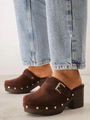 Ciemnobrązowe Klapki Chodaki na Słupku z Imitacji Drewna Zdobione Nitami i Sprzączką Salona lady glory