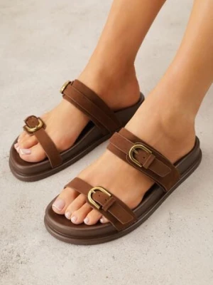 Ciemnobrązowe Klapki Ozdobione Metalicznymi Klamrami Zelivra mulanka