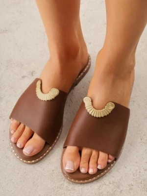 Ciemnobrązowe Klapki VICES Ozdobione Wycięciami i Metaliczną Aplikacją Genereida