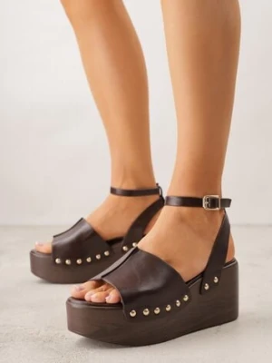 Ciemnobrązowe Sandały na Platformie i Koturnie z Nitami po Bokach Zaehesh