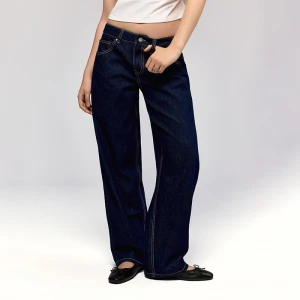 Ciemnogranatowe jeansy baggy fit z ozdobnymi kieszeniami House niebieski