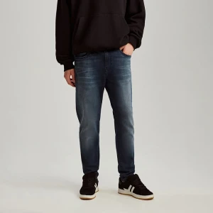 Ciemnoniebieskie jeansy carrot fit z mocnym efektem sprania House