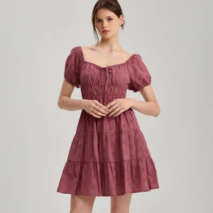 Ciemnoróżowa sukienka mini z bufiastym rękawem i haftem angielskim House