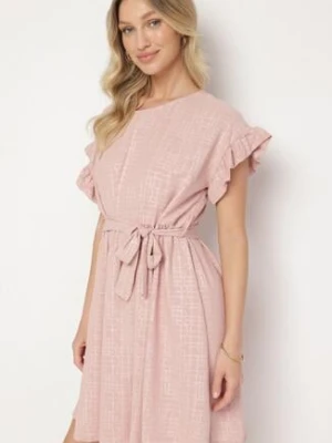 Ciemnoróżowa Sukienka Ozdobiona Falbankami i Paskiem Izulira j studio