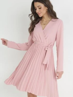 Ciemnoróżowa Sukienka Plisowana z Kopertowym Dekoltem i Paskiem Minesia new collection