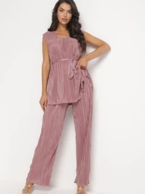 Ciemnoróżowy 2-Częściowy Komplet z Plisowanej Tkaniny Bluzka z Paskiem i Szerokie Spodnie z Kieszeniami Katier