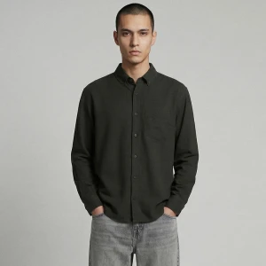 Ciemnozielona koszula z długim rękawem i kieszonką na piersi House