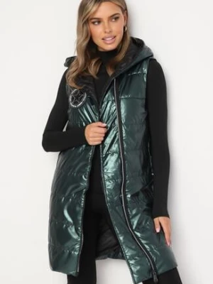 Ciemnozielona Pikowana Długa Kamizelka z Kapturem Ozdobiona Naszywką Mevaya swest