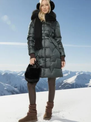 Ciemnozielona Pikowana Kurtka o Długim Kroju Ozdobiona Paskiem i Odpinanym Futerkiem Milirra swest