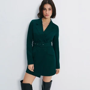 Ciemnozielona sukienka marynarkowa mini z paskiem House