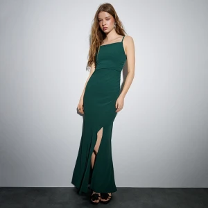 Ciemnozielona sukienka maxi na ramiączkach z rozciąciem na nogę House