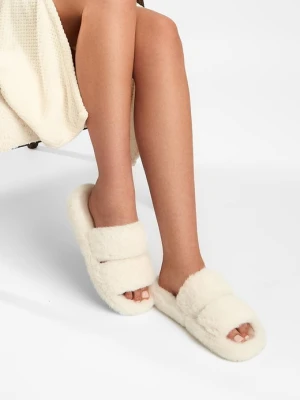 Ciepłe białe kapcie damskie z futerkiem na wysokiej i antypoślizgowej podeszwie Comfort POUPEE