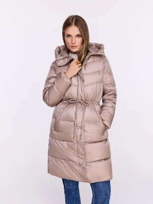 Ciepły beżowy płaszcz z wiązaniem w talii TARANKO