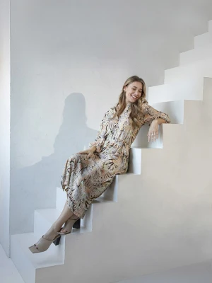 &Co Woman Sukienka "Averie" w kolorze beżowo-brzoskwiniowym rozmiar: M