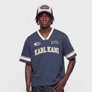 College V-Neck Boxy T-Shirt Karl Kani niebieski