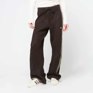 Crochet Trackpant adidas Originals brązowy