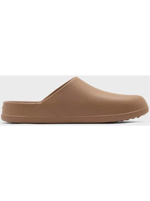 Crocs Chodaki "Dylan" w kolorze jasnobrązowym rozmiar: 46/47