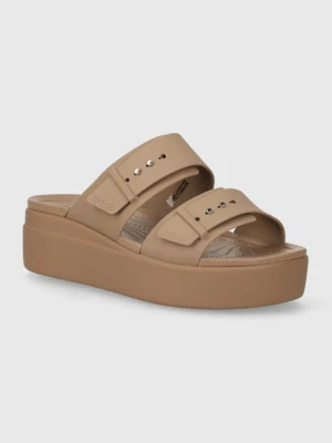 Crocs klapki Brooklyn Low Wedge Sandal damskie kolor brązowy na platformie 207431