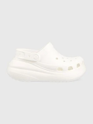 Crocs klapki Classic Crush Clog kolor biały na platformie 207521