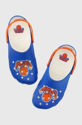 Crocs klapki NBA CO York Knicks Classic Clog kolor niebieski 208862