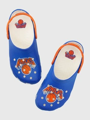 Crocs klapki NBA CO York Knicks Classic Clog kolor niebieski 208862