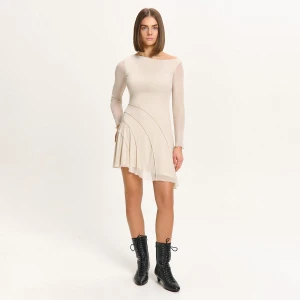 Cropp - Asymetryczna sukienka z siateczkowym wykończeniem - kremowy