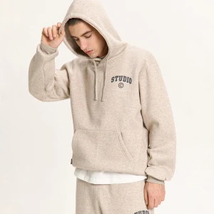 Cropp - Beżowa bluza hoodie z minimalistycznym nadrukiem - beżowy