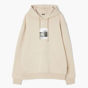 Cropp - Beżowa bluza z kapturem i motywem drogi - beżowy