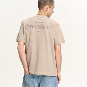 Cropp - Beżowa koszulka z napisem na plecach - beżowy