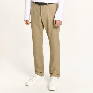 Cropp - Beżowe chinosy slim z paskiem - beżowy