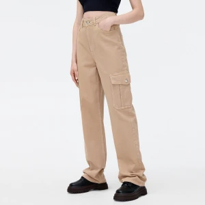 Cropp - Beżowe jeansy straight z kieszeniami cargo - beżowy