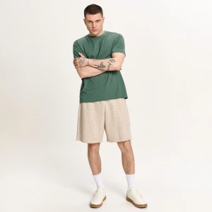 Cropp - Beżowe melanżowe dresowe spodenki basic - beżowy