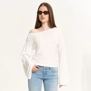 Cropp - Biała bluzka oversize z opadającym ramieniem - kremowy