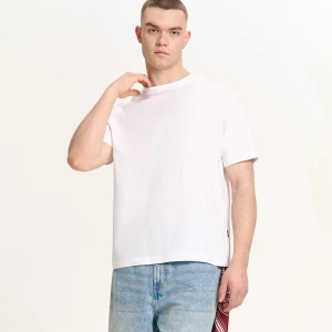 Cropp - Biała koszulka basic relaxed fit - biały