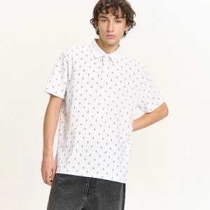 Cropp - Biała koszulka polo z nadrukiem all over - biały